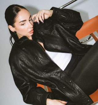 Výrazné vintage náušnice 🤝 nadčasové kožené bundy @finefurs ❤️